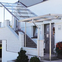Verglaster Treppenaufgang. Unterkonstruktion aus gebrsteten Edelstahlprofilen. Verglasung ausgefhrt von Glasbau Fuchs, Innsbruck