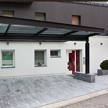 Carport aus feuerverzinktem Profilstahl. Dacheindeckung in Verbundsicherheitsglas.