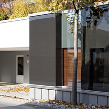 Fassadenverglasung rahmenlos. Unterer Anschluss in Fensterbank eingearbeitet.