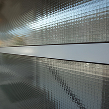 Hauseingangsportal aus Profilstahlrohren mit Isolierverglasung und integriertem Klingeltableau. Pulverbeschichtet.