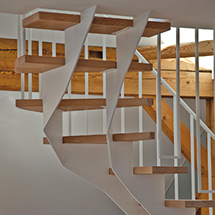 Innentreppe, Sgezahnwange Stahlblech 10 mm. Ein- und Austritt gewendelt. Holztrittstufen. Architekt: DI Niki Petersen, Innsbruck.