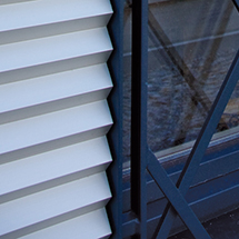 Fenstergitter in Kombination mit einer  Alu-Wandverkleidung.